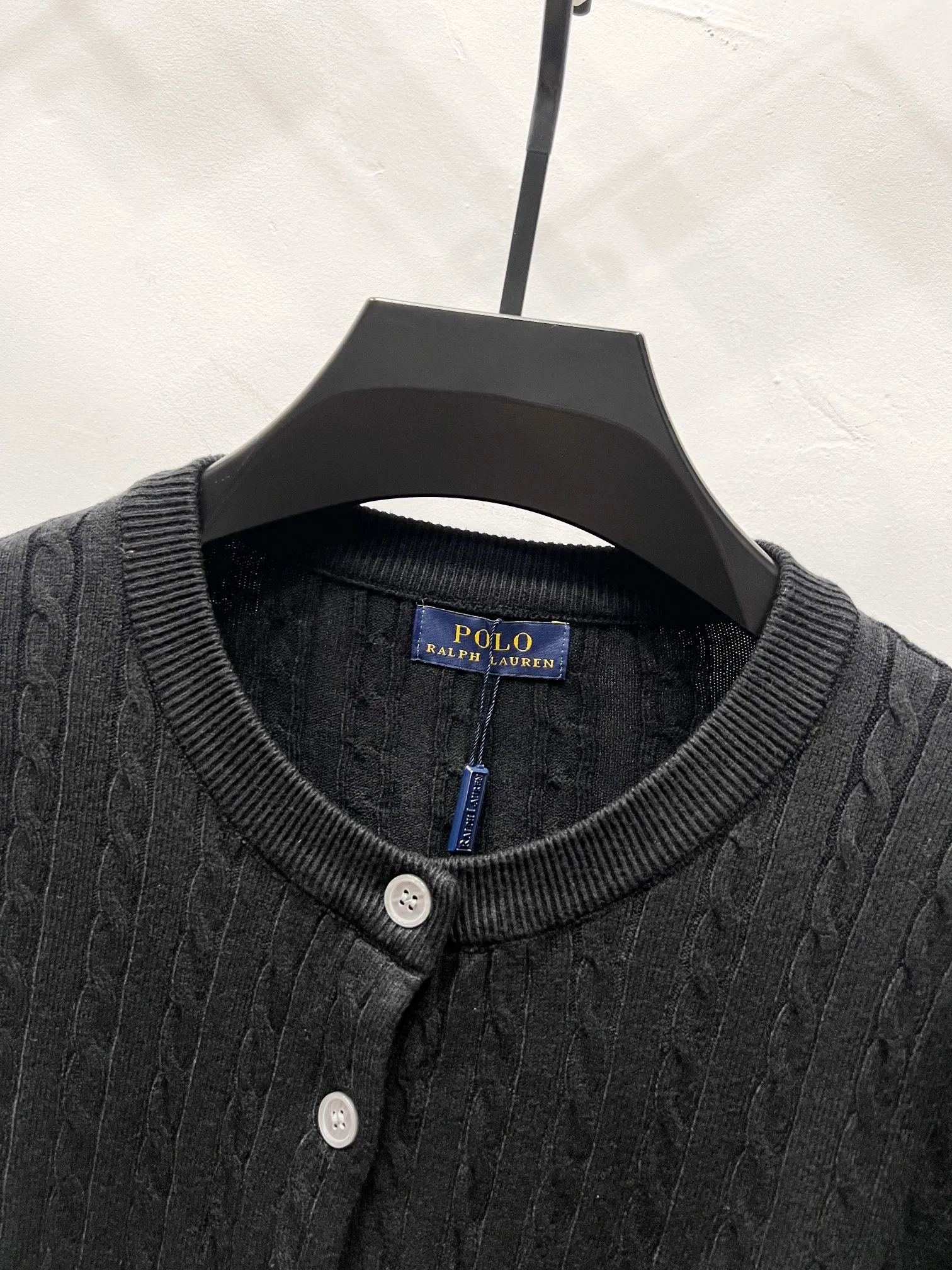 P180 Style number: (Q057) Ralph Lauren classic round neck solid color pony embroidered logo knitted cardigan long sleeves Ralph Lauren classic basic versatile twist knitted cardigan long sleeves Main supply platform live broadcast Wholesale entity Replenish when out of stock Not removed from the shelves Quality 1:1 version Complete three labels Correct version of pony logo Imported quality cotton yarn Focus on high-end Cost-effective Good quality Needless to say Zhao Lusi's same style is really amazing. It's so sweet. I'm so pretty. This cardigan is really good-looking. The upper body is simple and easy to wear. It's a must-have for goddess ootd. Good-looking clothes are never picky. A must-have in the wardrobe of goddesses. Size: S-XL. Color: black, apricot, gray, navy blue, red, white.